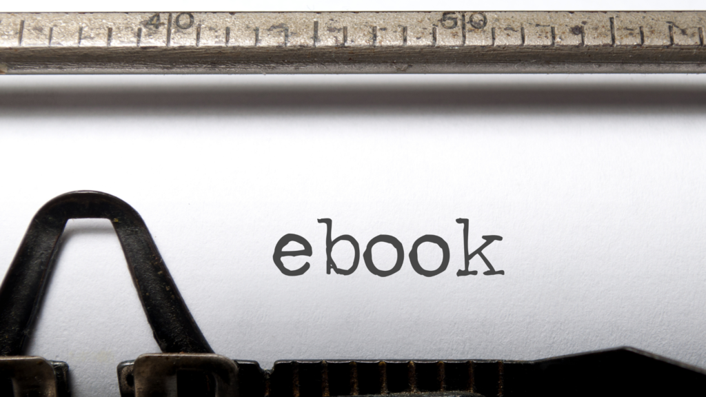 Napis ebook na papierze w maszynie do pisania.